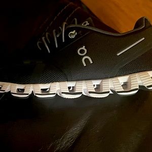 On Cloud 5 waterproof Men's size 9.5